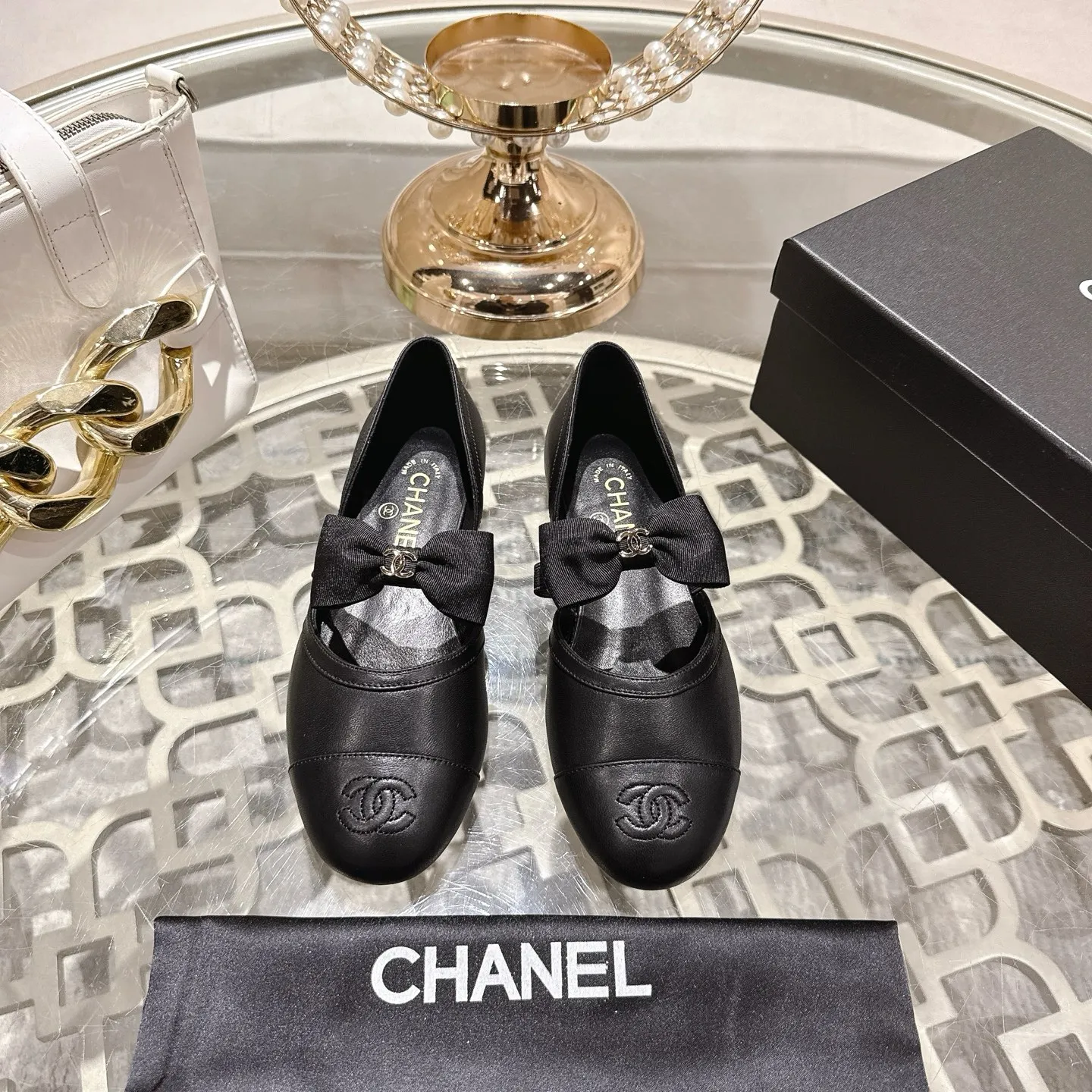 👟👟Ex-factory price 560👟👟 Leather surface [purchasing-grade quality] CHANEL Xiaoxiang 25/A new summer bow-tie shoes 💃 This pair of loafers is really breathtakingly beautiful! Made of cowhide fabric + imported mesh, every detail exudes a sense of high-end ~ classic bow design, Italian genuine leather sole, comfortable and classy on the feet, a perfect must-have for fairies!  🌟 All counters are from the same source! All materials are customized according to the original 1:1, and are developed and patterned from genuine products. The quality is absolutely assured ~ a classic that must be bought every year, a versatile artifact that looks great whether paired with skirts or jeans!  💖 The perfect finishing touch for summer outfits, sisters, just do it! 👉 Fabric: Imported sheepskin Lining: Imported sheepskin Outsole: Private molded outsole Code number: 35-40 (41 customized, non-returnable) Leather surface